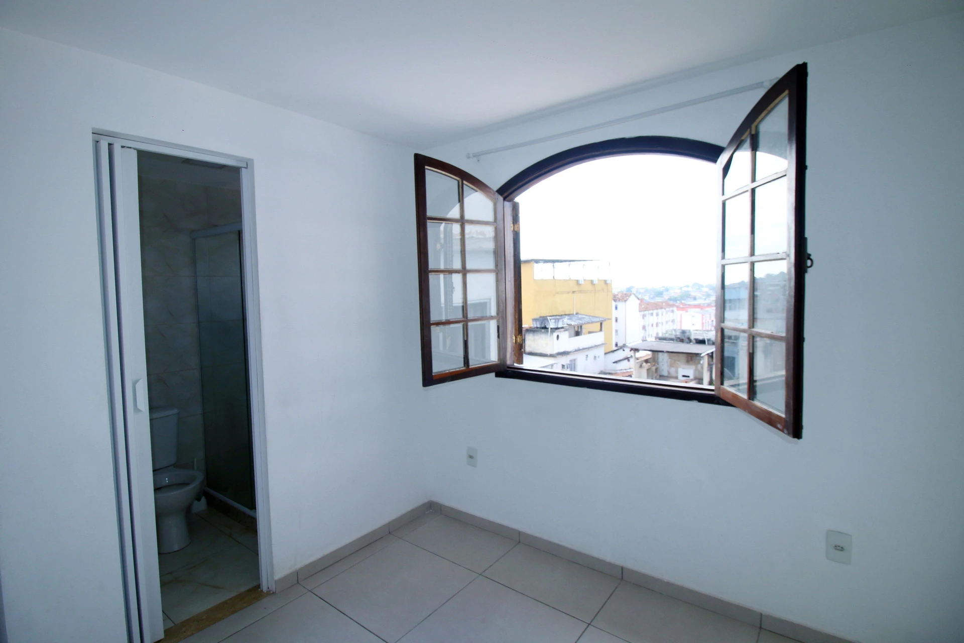 House with 2 bedrooms and 2 bathrooms plus parking — photo 3