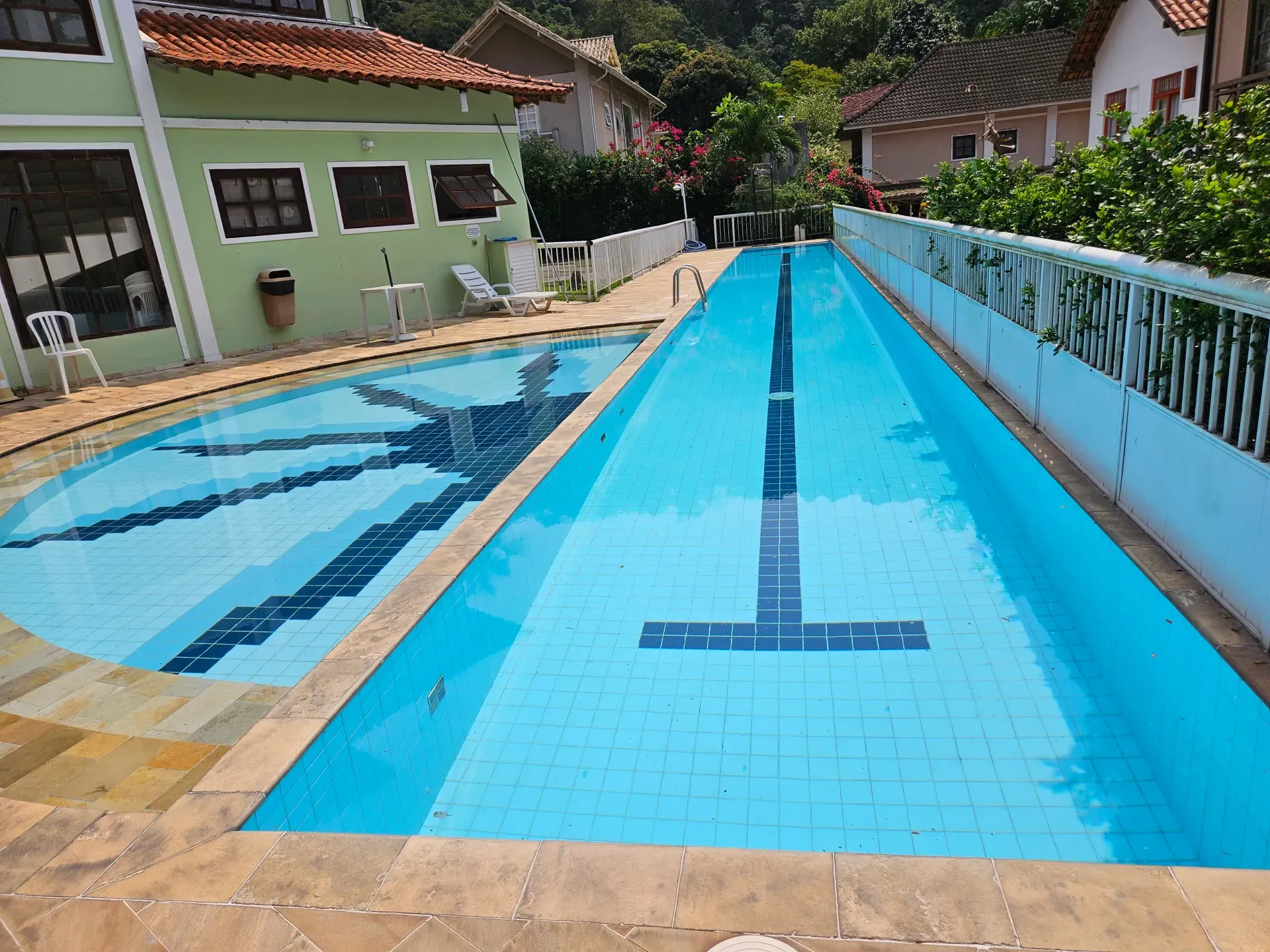 6 quartos e janelas do piso ao teto: casa de 504 m² — photo 47