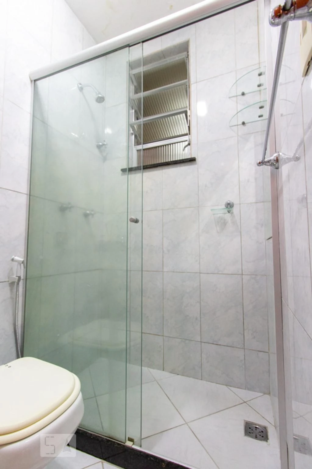 Furnished 1-bedroom apartment with a laundry area — photo 20