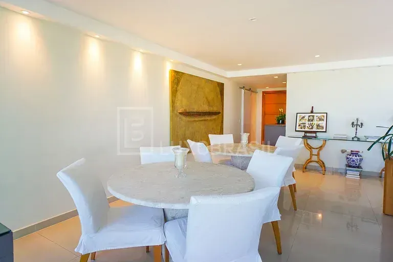 Furnished 4-bedroom apartment with 245 m² — photo 17