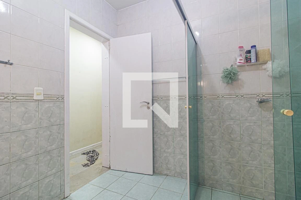 3-bedroom house with a walk-in closet in Curitiba — photo 49