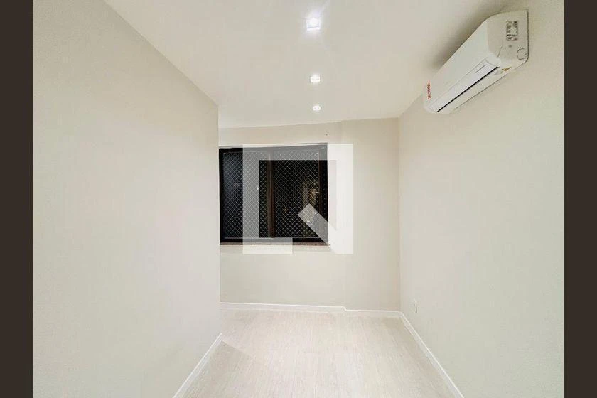 Walk-in closet in a 3-bedroom apartment, 120 m² — photo 19