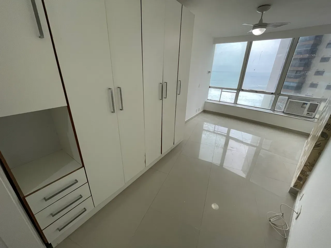 Unfurnished apartment with floor to ceiling windows — photo 19