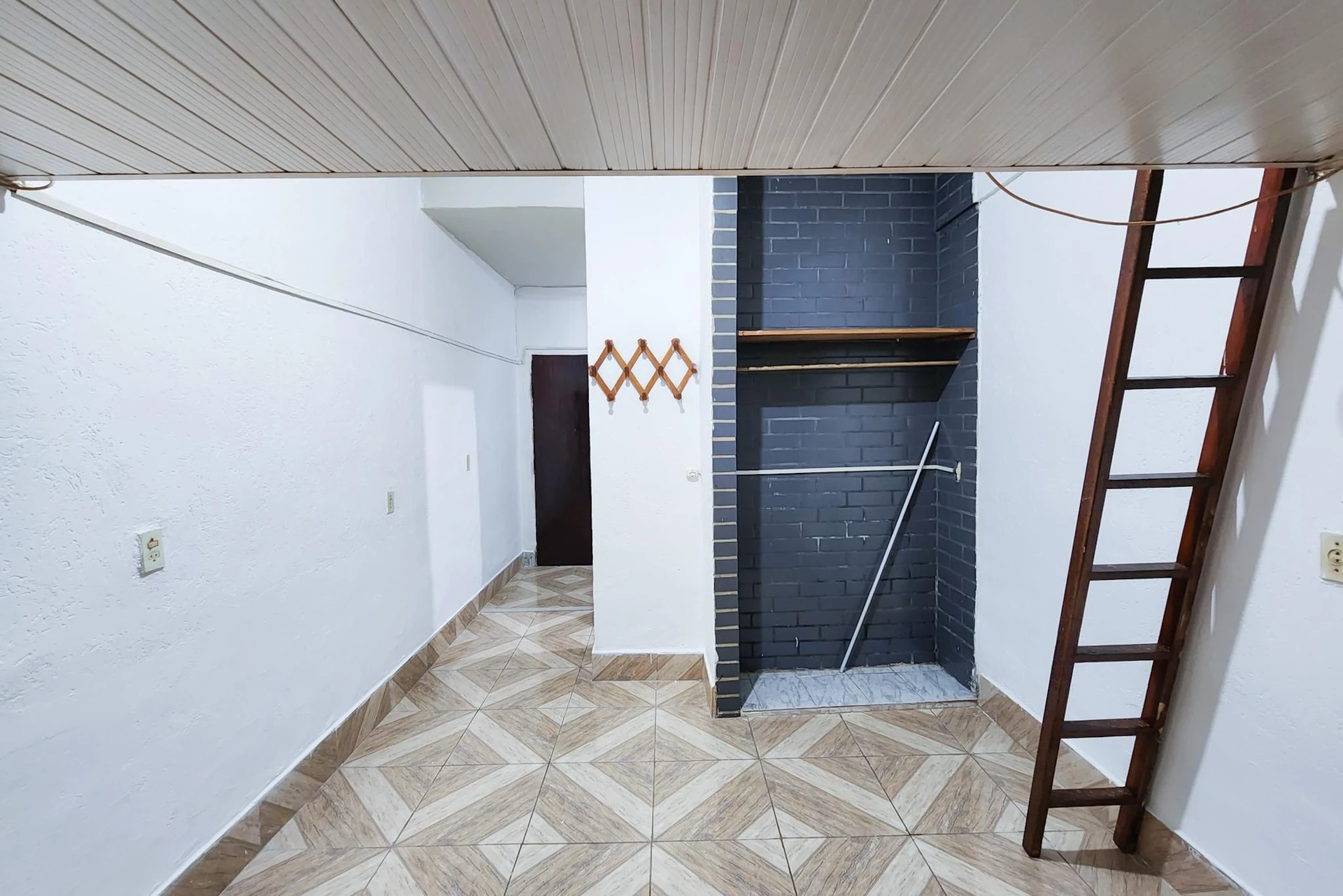 Unfurnished studio with 1 bedroom and 1 bathroom — photo 14