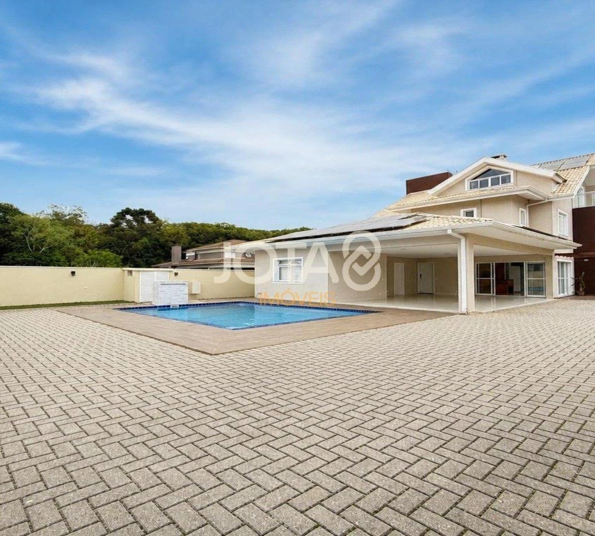 4-bedroom house with a glass-enclosed balcony in Curitiba — photo 10