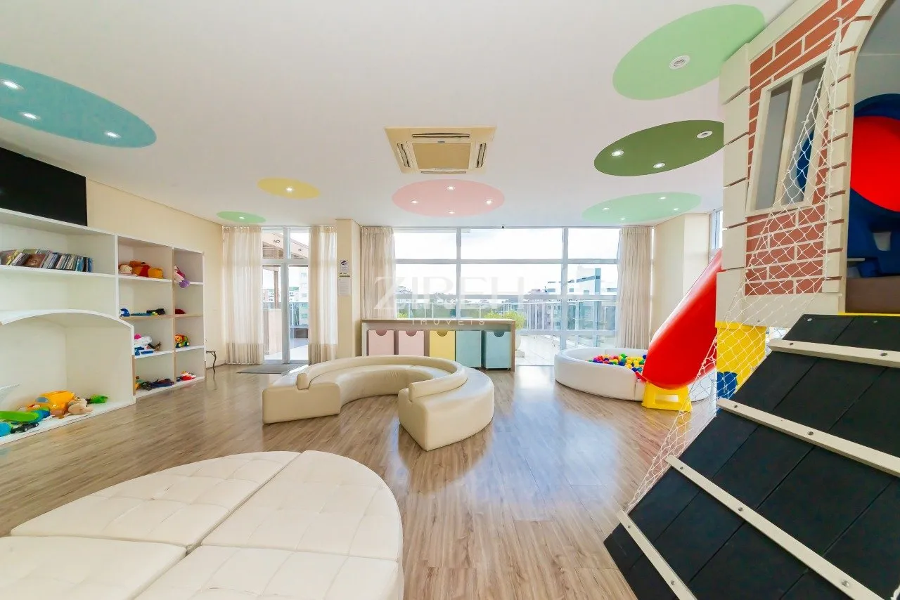 Glass-enclosed balcony in a 2-bedroom apartment, 57 m²
