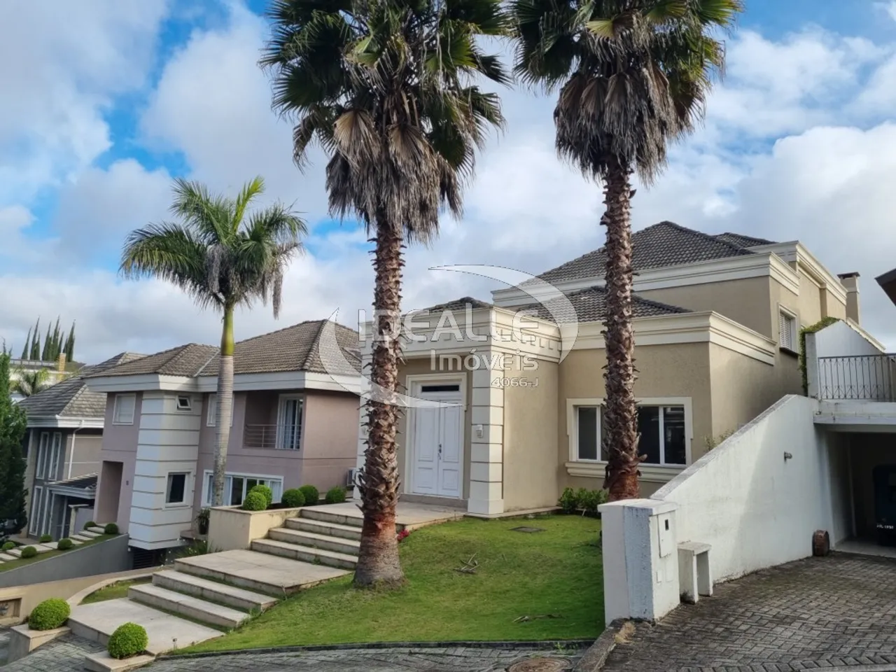 Rental house with 5 bedrooms and 6 bathrooms — photo 2