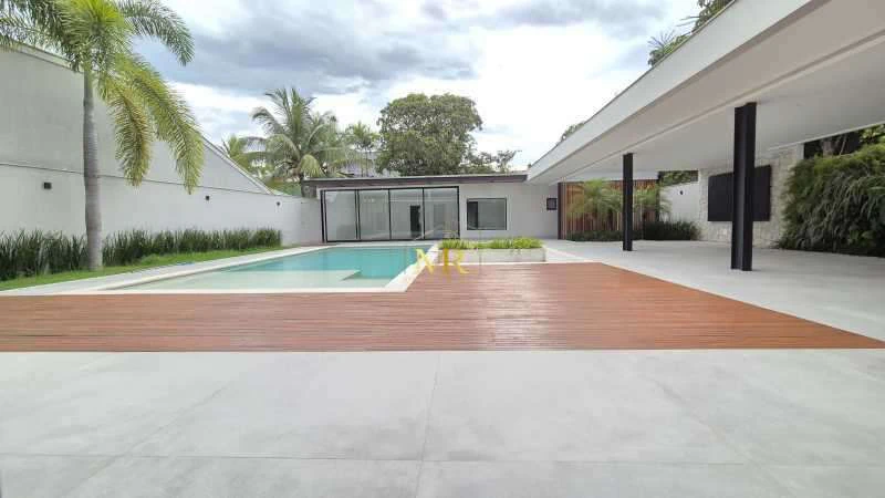 Triplex house with 6 en-suite bedrooms and 9 bathrooms — photo 14