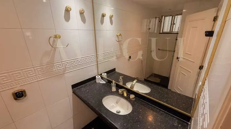 210 m² apartment with a balcony, 3 bedrooms and 5 baths — photo 9