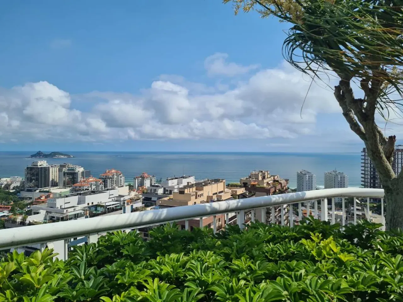 Apartamento mobiliado de 2 quartos com vista para a água