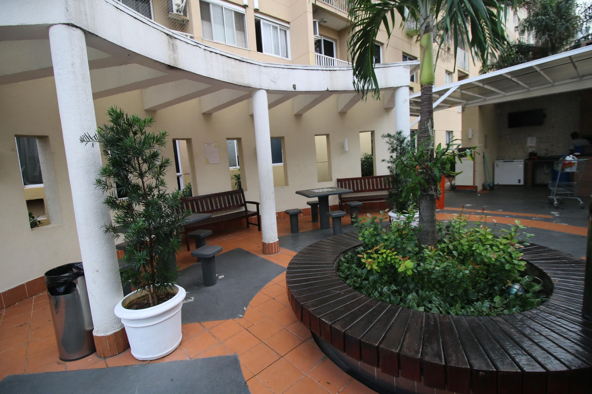 2-bedroom apartment with 1 bathroom and condo pool — photo 15