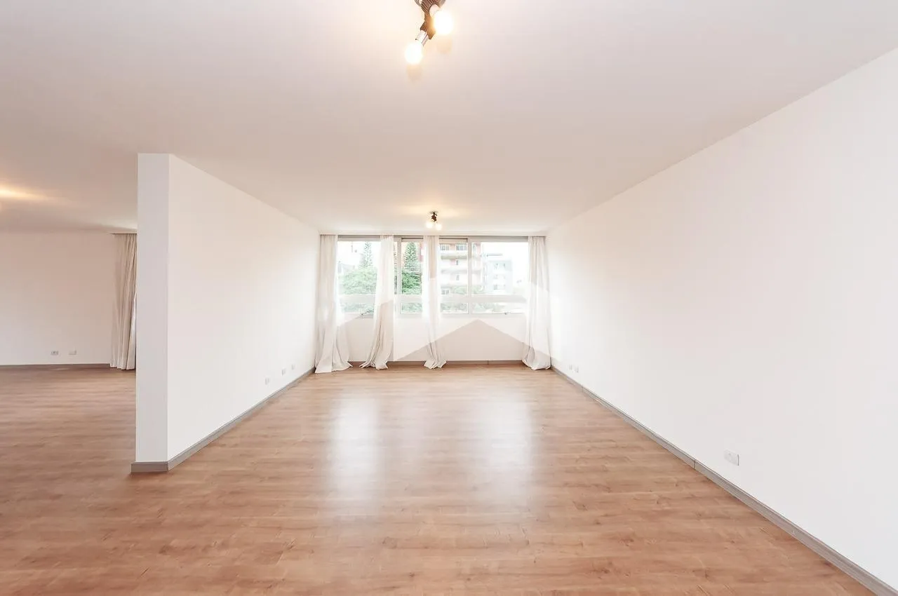 380 m² apartment with private laundry area — photo 12