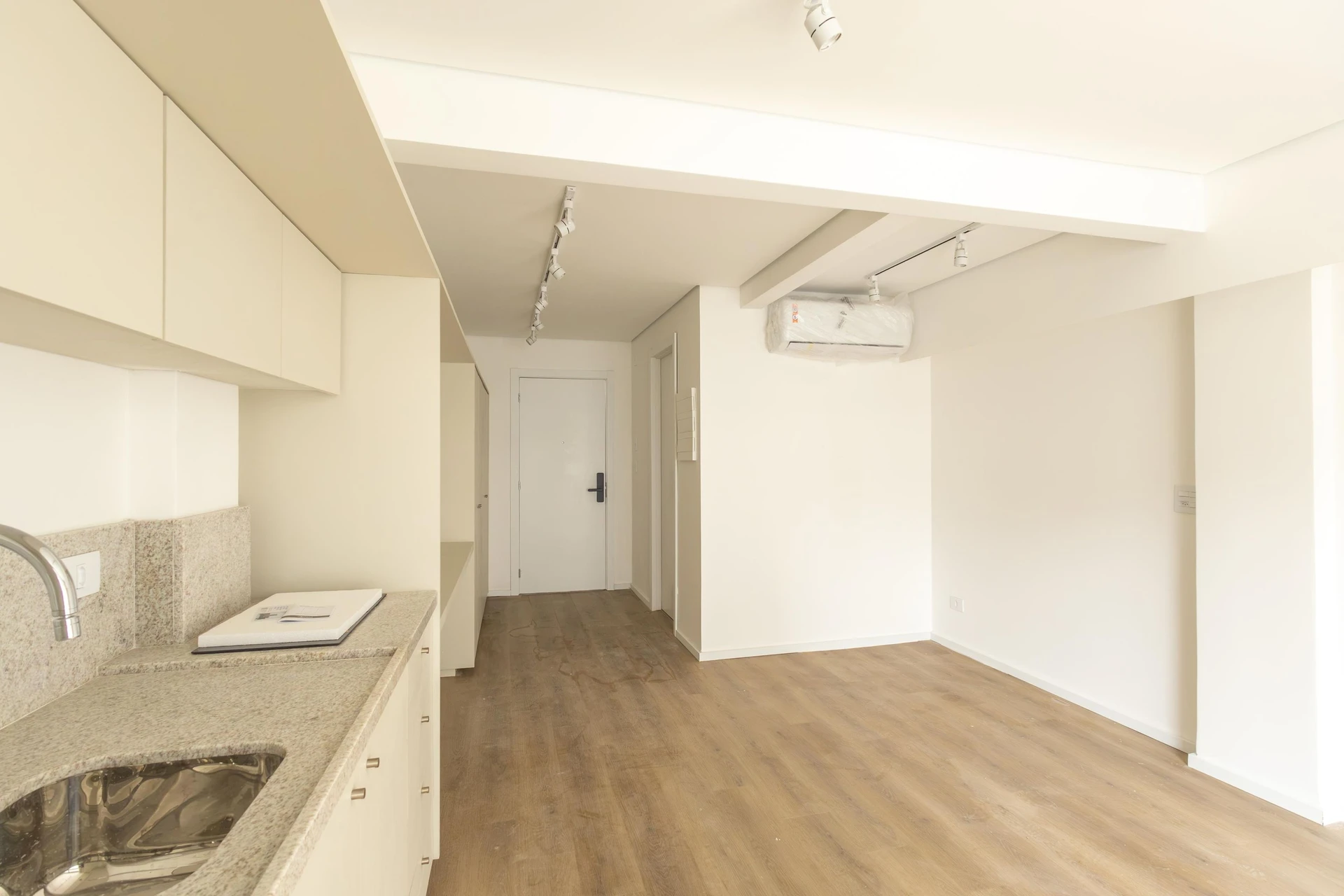 Apartment, 30 m², with floor-to-ceiling windows — photo 25