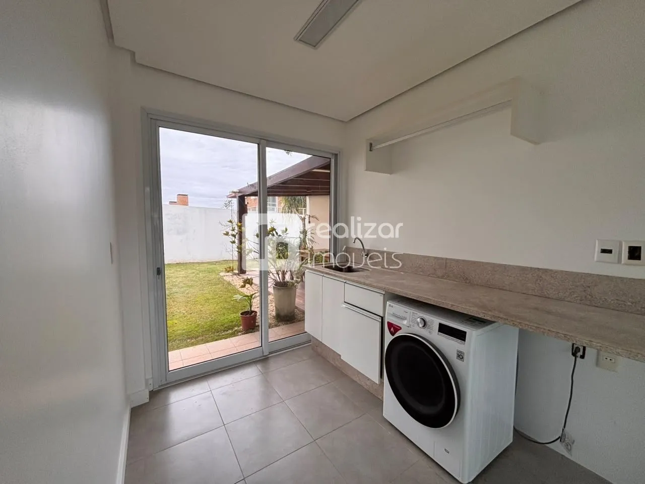 Furnished house, 650 m², with a water view — photo 8
