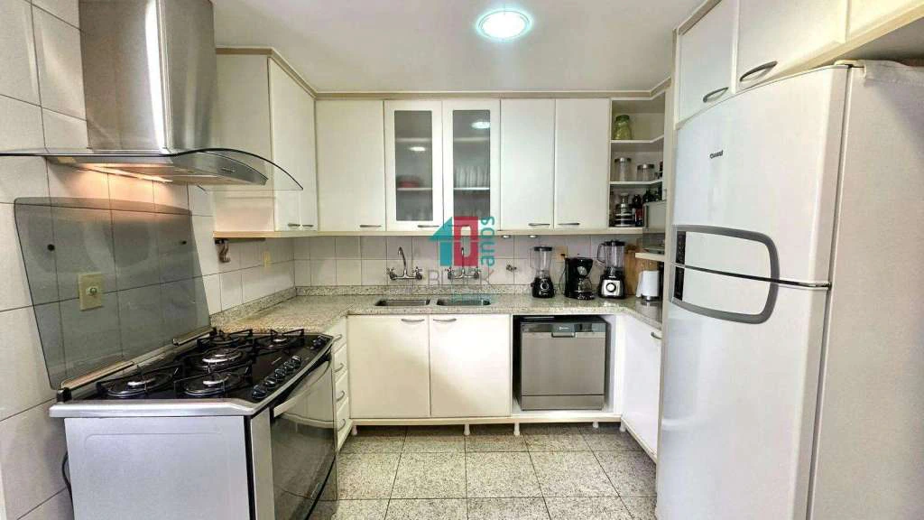 Furnished 3-bedroom apartment with balcony and 3 parking — photo 17