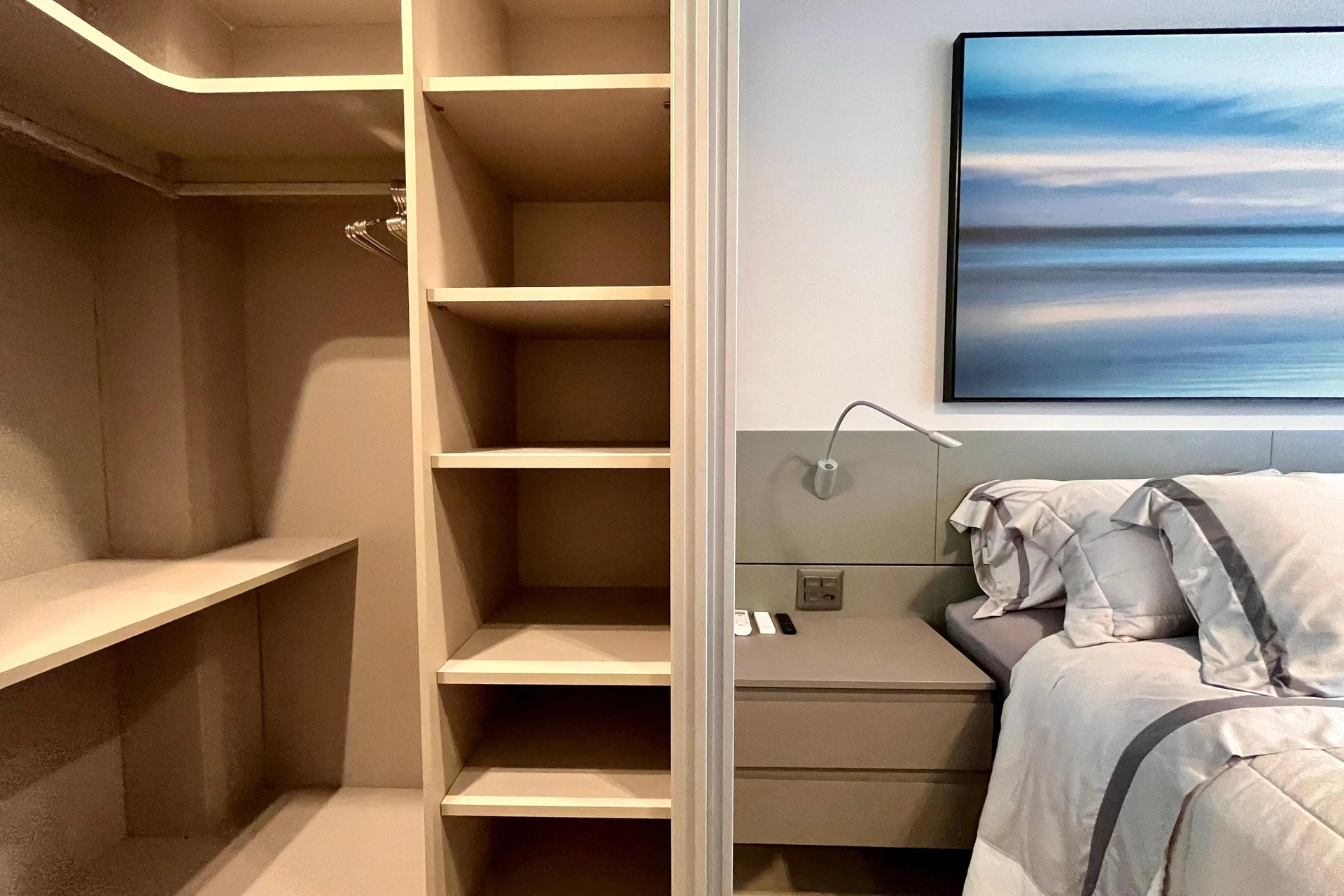 Apartamento de 150 m² com janelas do piso ao teto e closet
