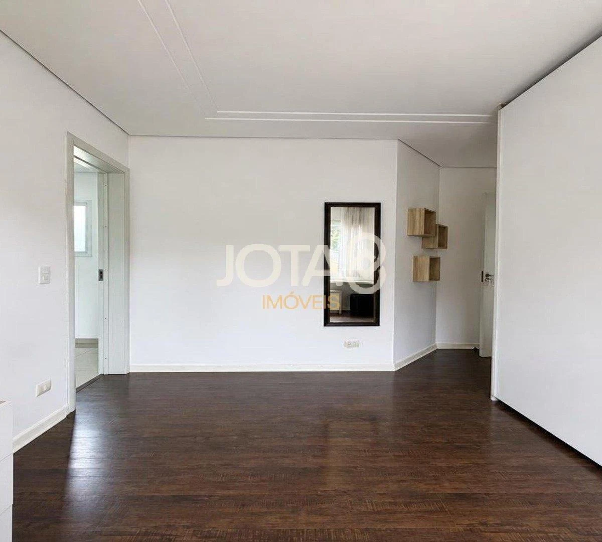 4-bedroom house with a glass-enclosed balcony in Curitiba — photo 38