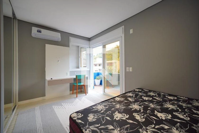 Floor-to-ceiling windows in a 4-bedroom house, 300 m² — photo 5