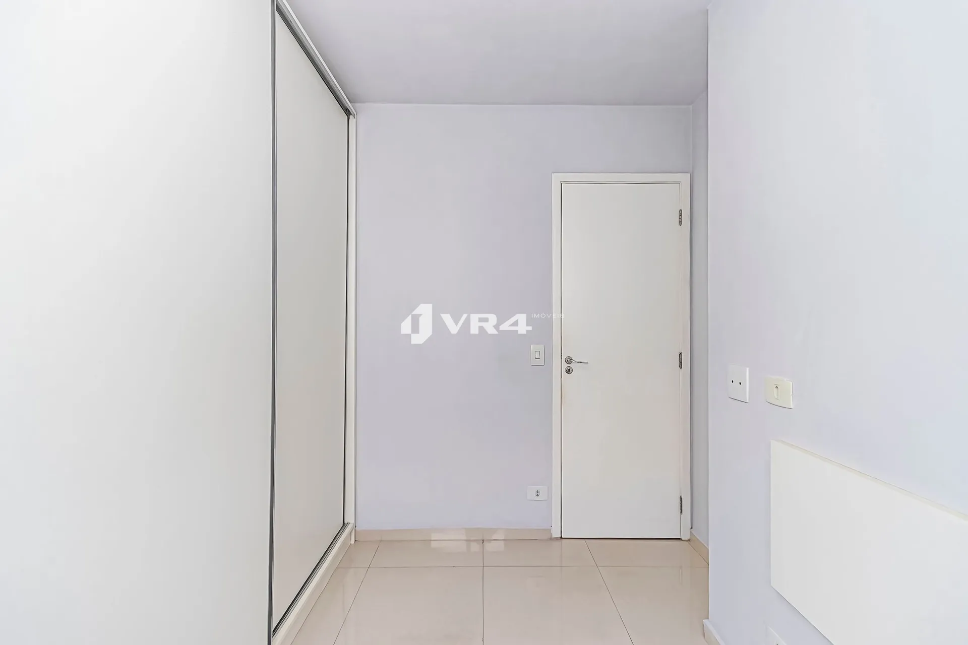 Balcony with a grill in a 2-bedroom apartment, 70 m² — photo 6