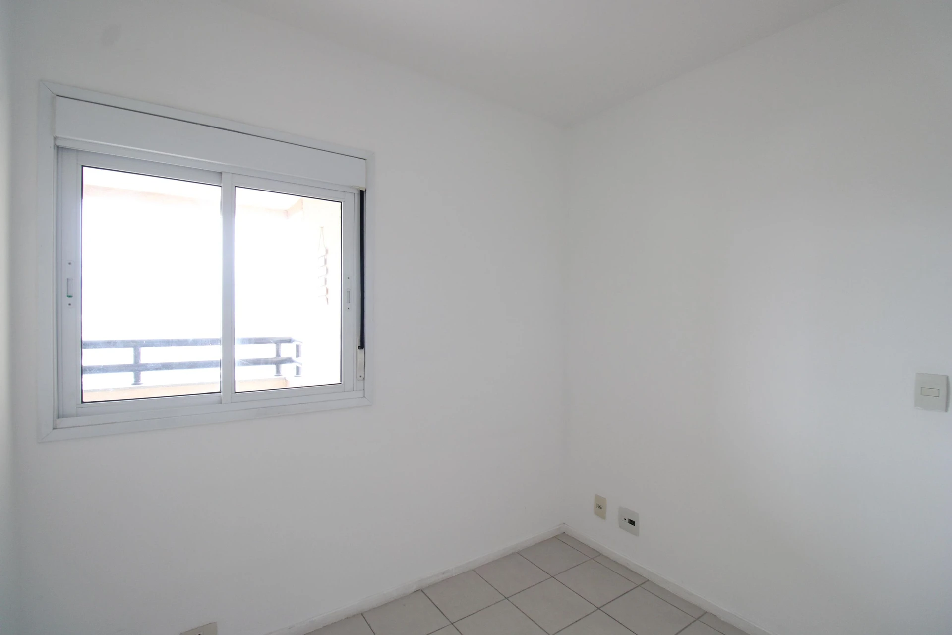 Balcony with a grill in a 3-bedroom apartment, 74 m² — photo 30