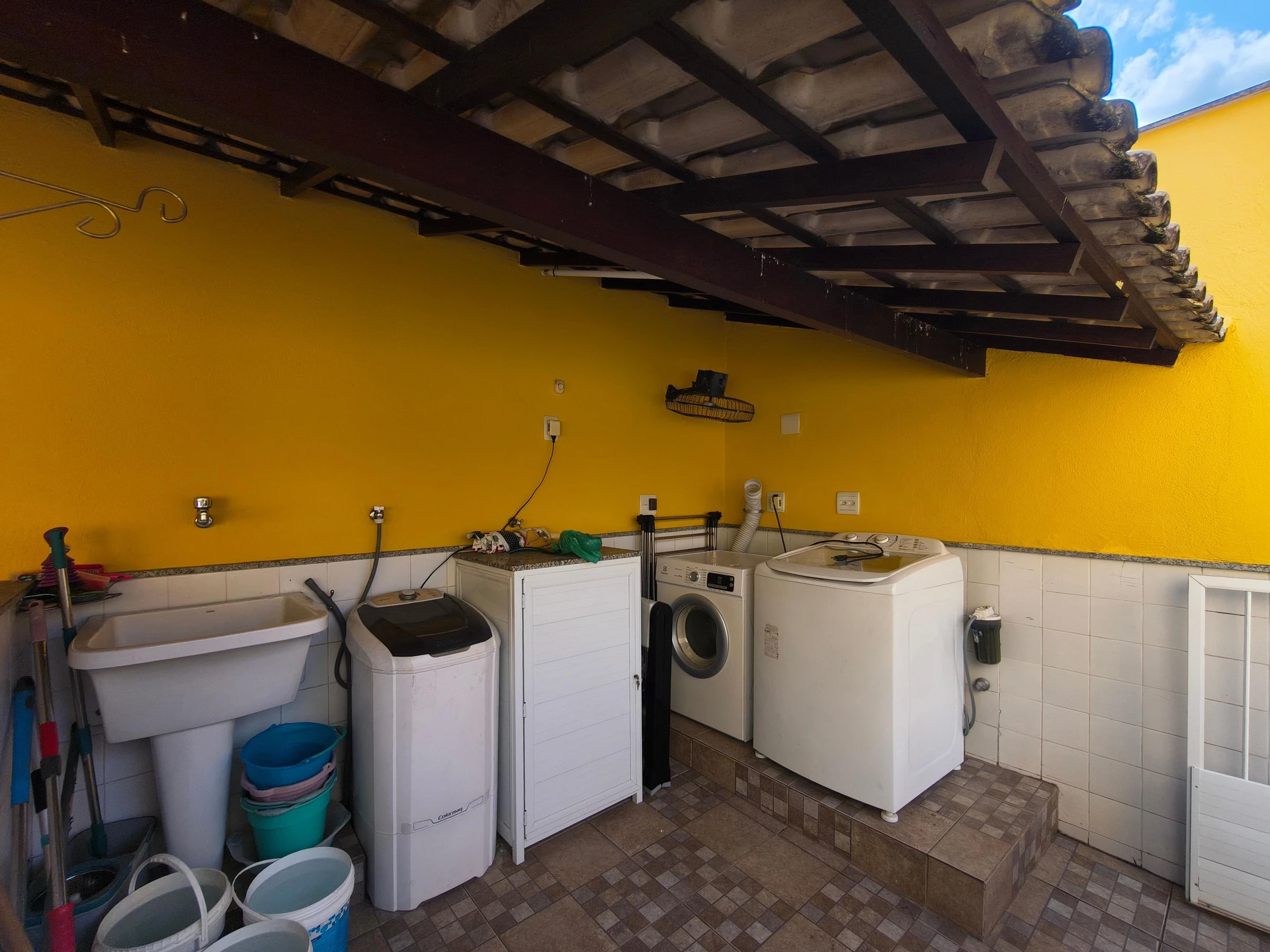 Casa mobiliada com 5 quartos suítes e 8 banheiros