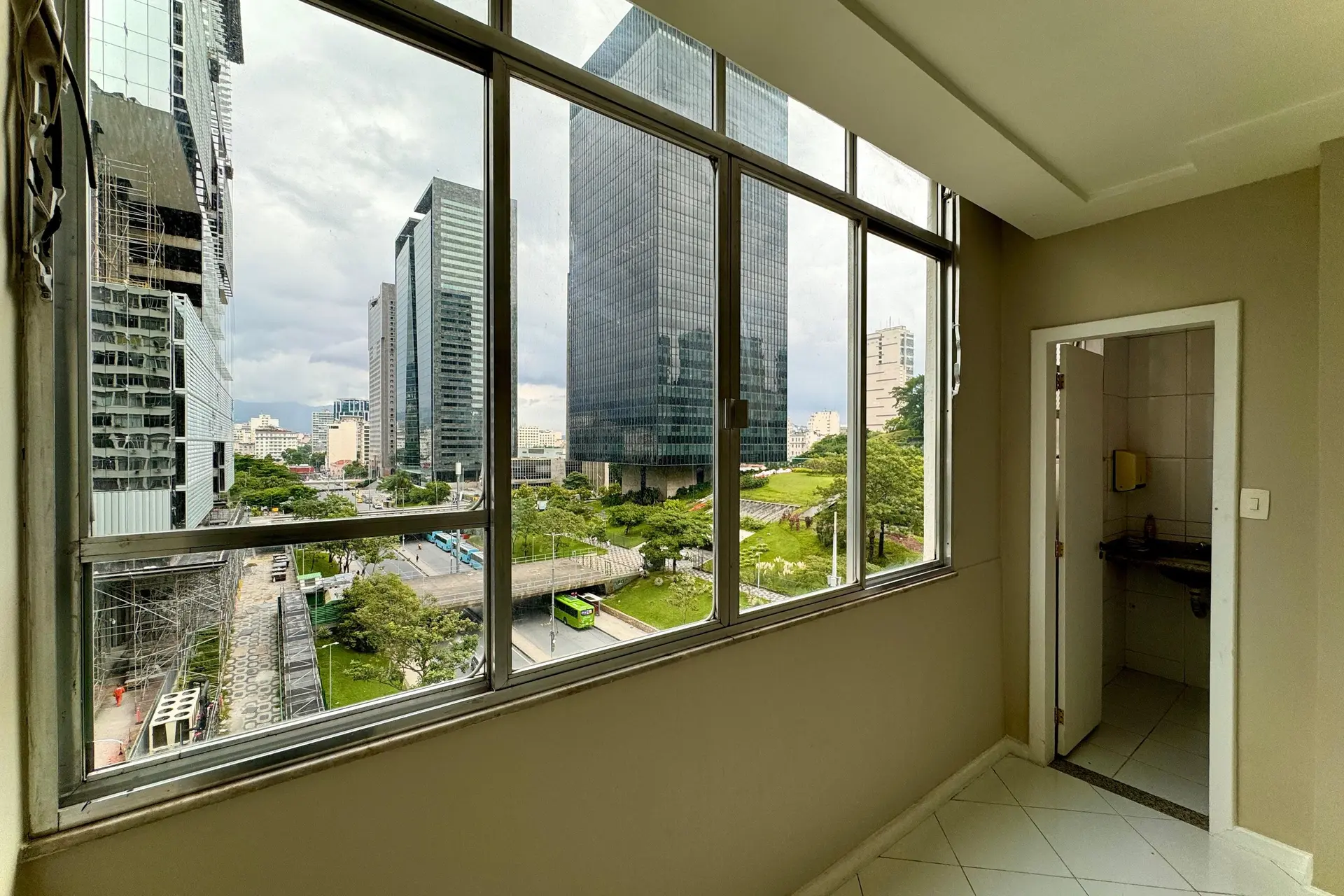 Furnished 2-bedroom apartment with 1 suite and balcony — photo 17