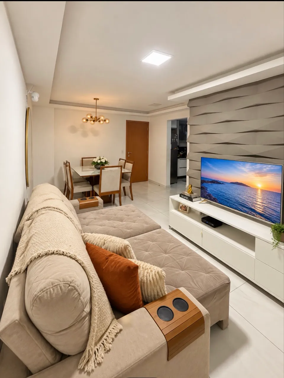 Apartamento amueblado con cocina abierta y balcón