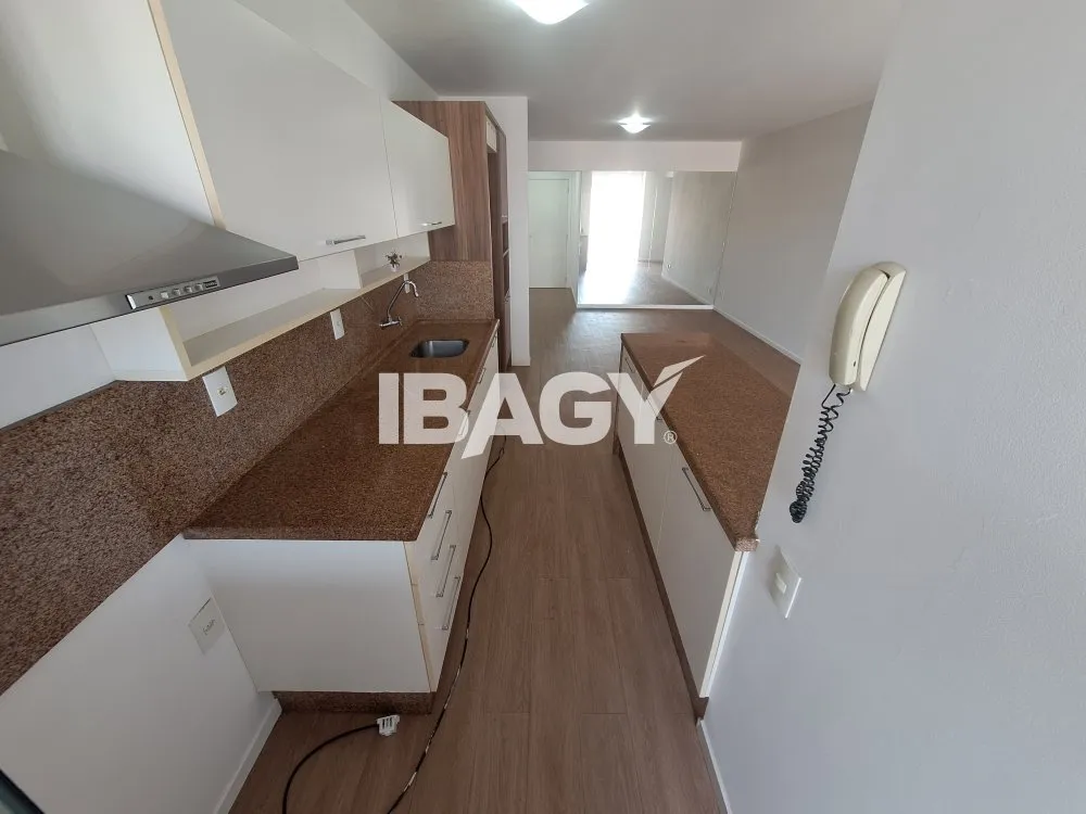 Apartamento moderno con 3 dormitorios y cocina abierta — photo 2