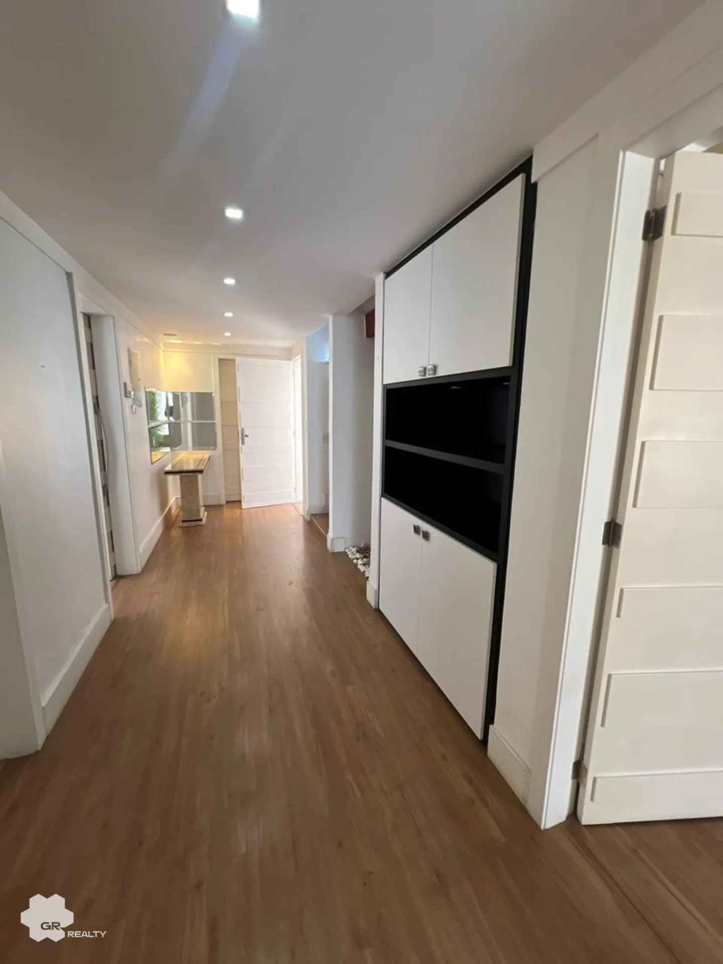 House with 6 en-suite bedrooms and 468 m² of space — photo 57
