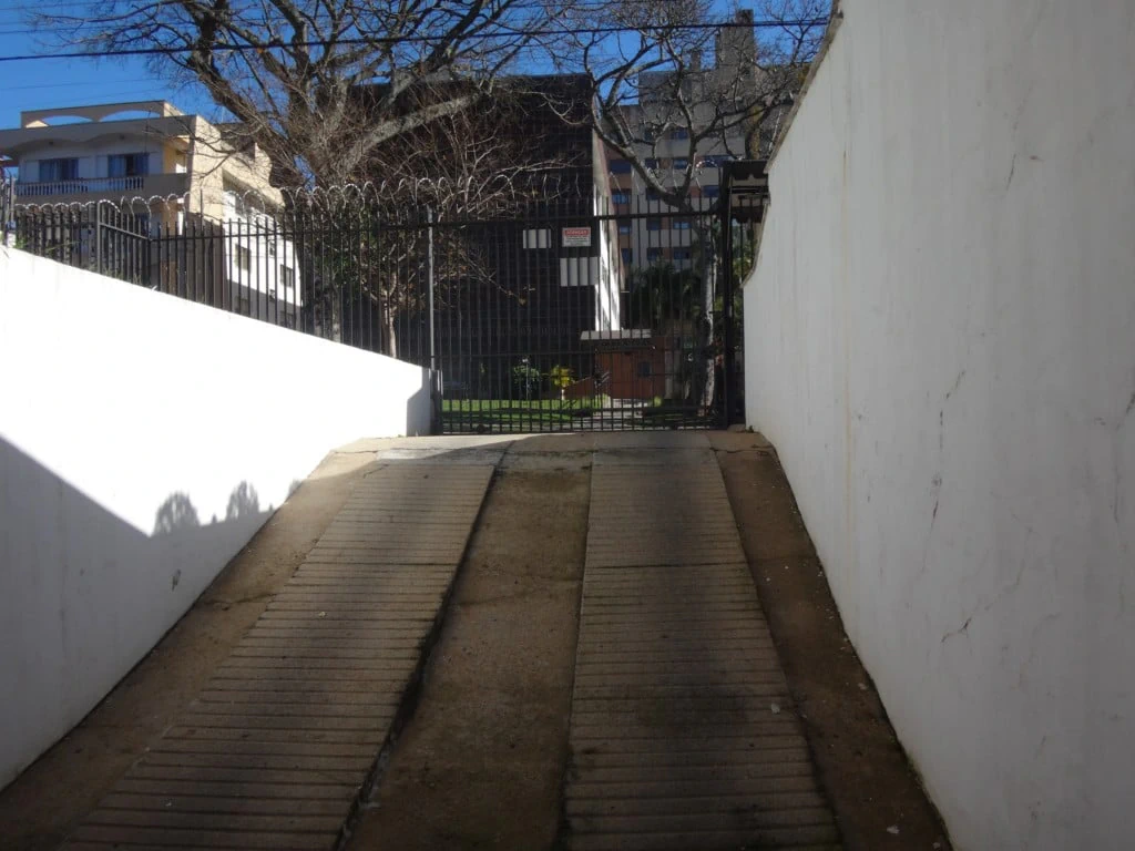 Balcony with a grill in a one-bedroom apartment, 72 m² — photo 21