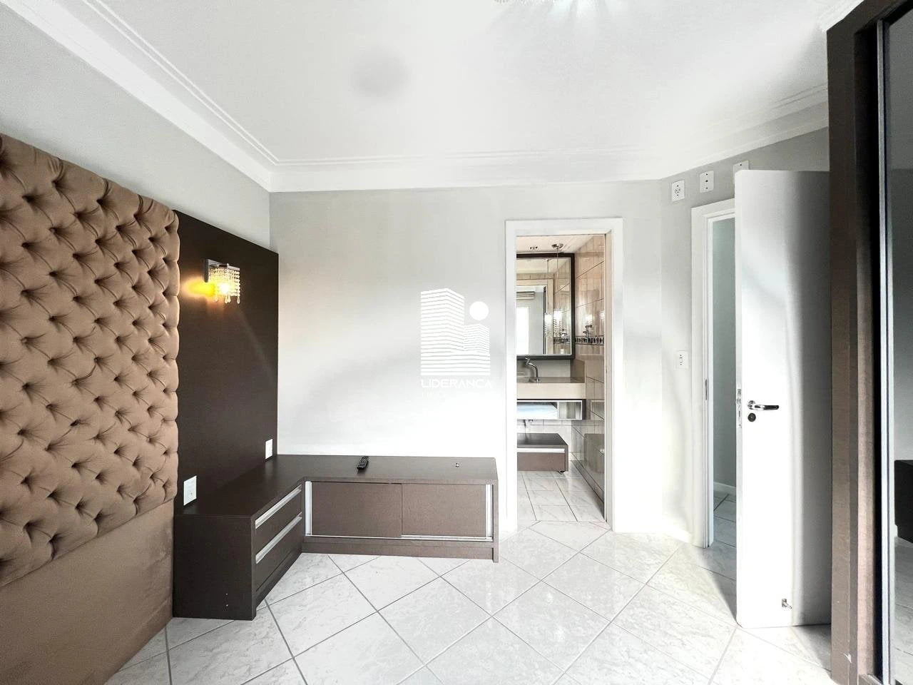 Furnished apartment, 125 m², with a glass-enclosed balcony — photo 11