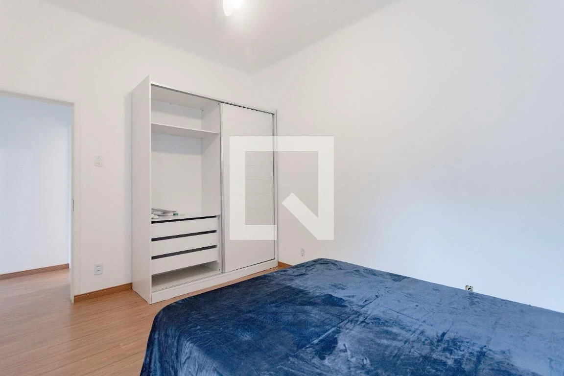 3-bedroom house with wood or laminate floors — photo 9