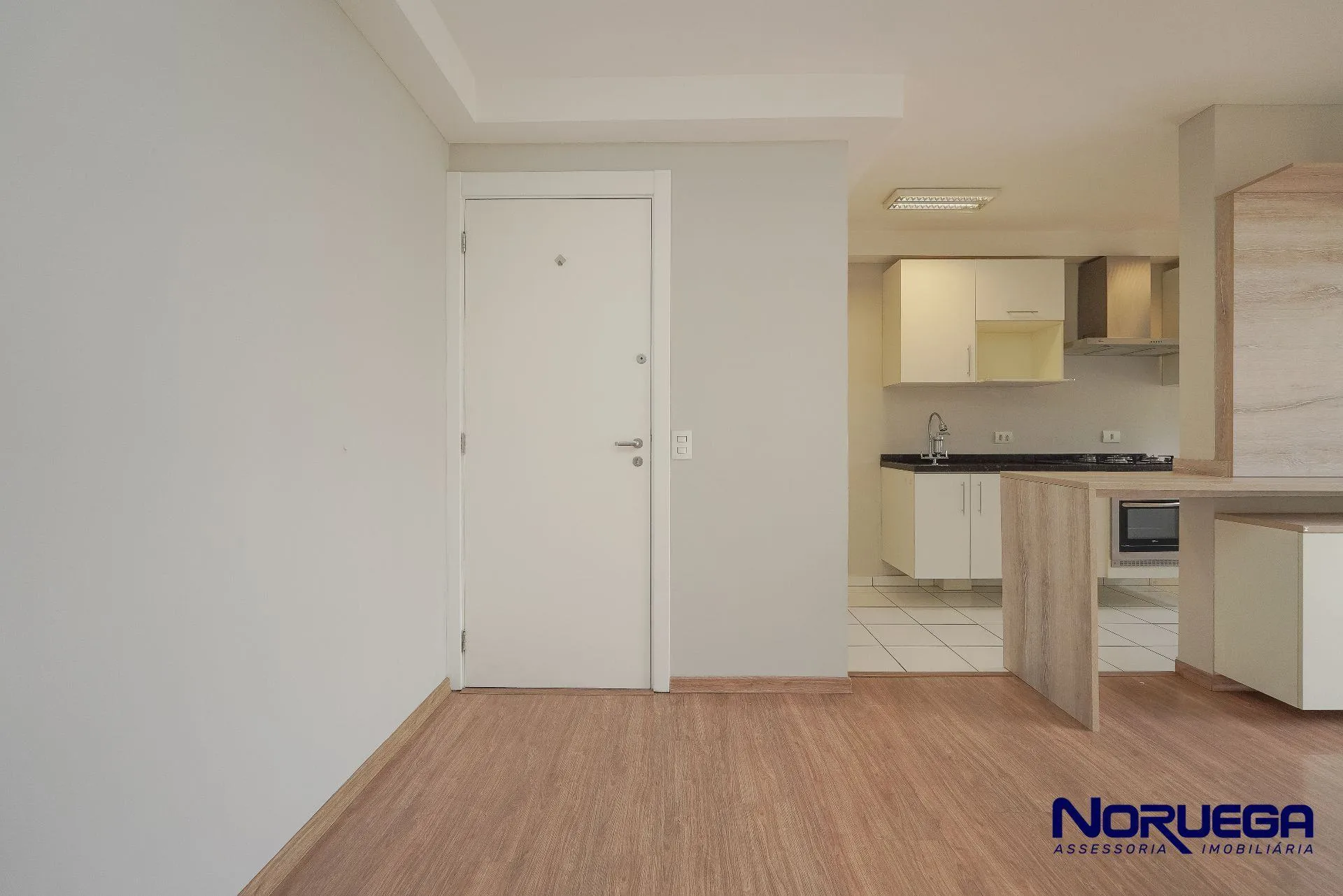 Wood or laminate floors in a 2-bedroom apartment, 88 m² — photo 25