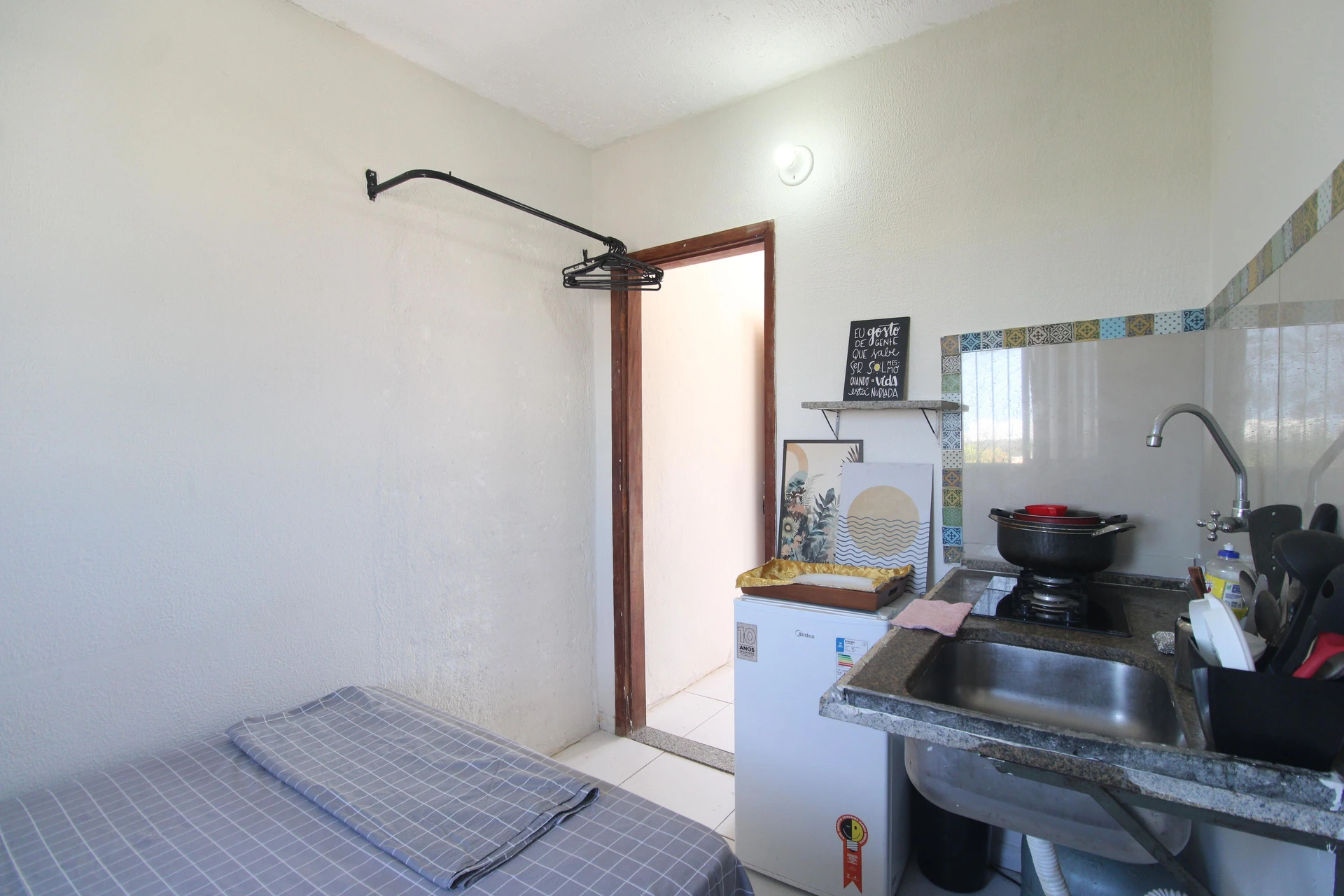 Kitnet com 1 quarto e cooktop a gás compacto
