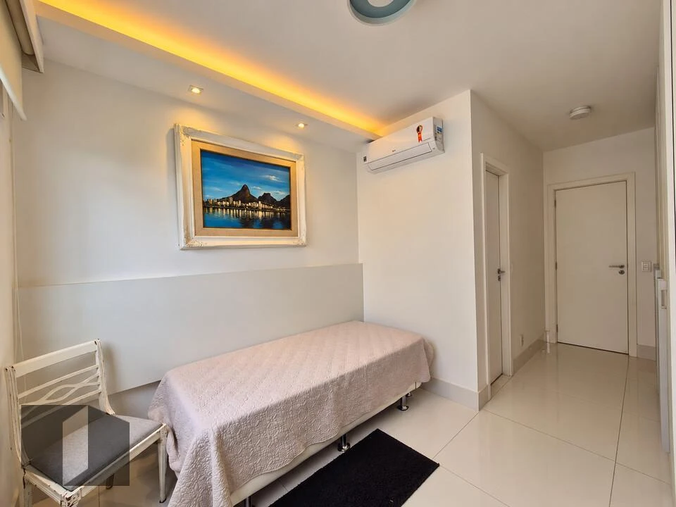 Bathtub in a 4-bedroom apartment, 226 m² — photo 17