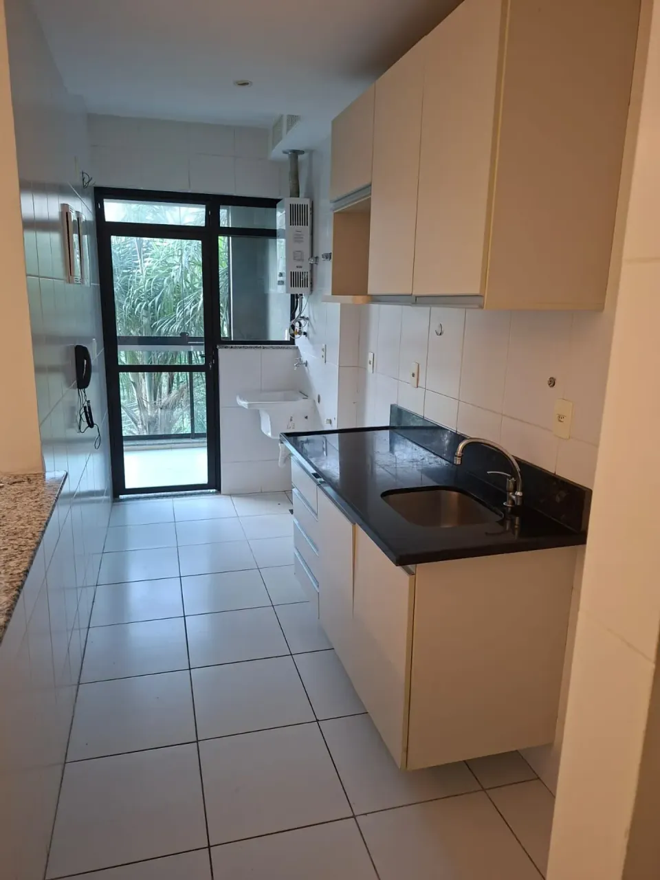 Apartment with 3 bedrooms and 2 bathrooms, includes parking — photo 2