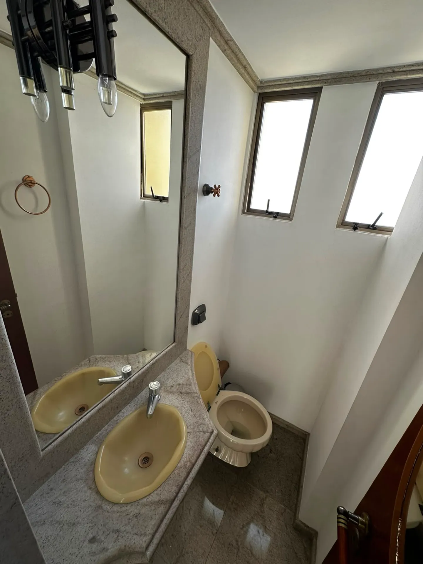 Apartamento térreo? Não: 4 dormitórios e cozinha a gás