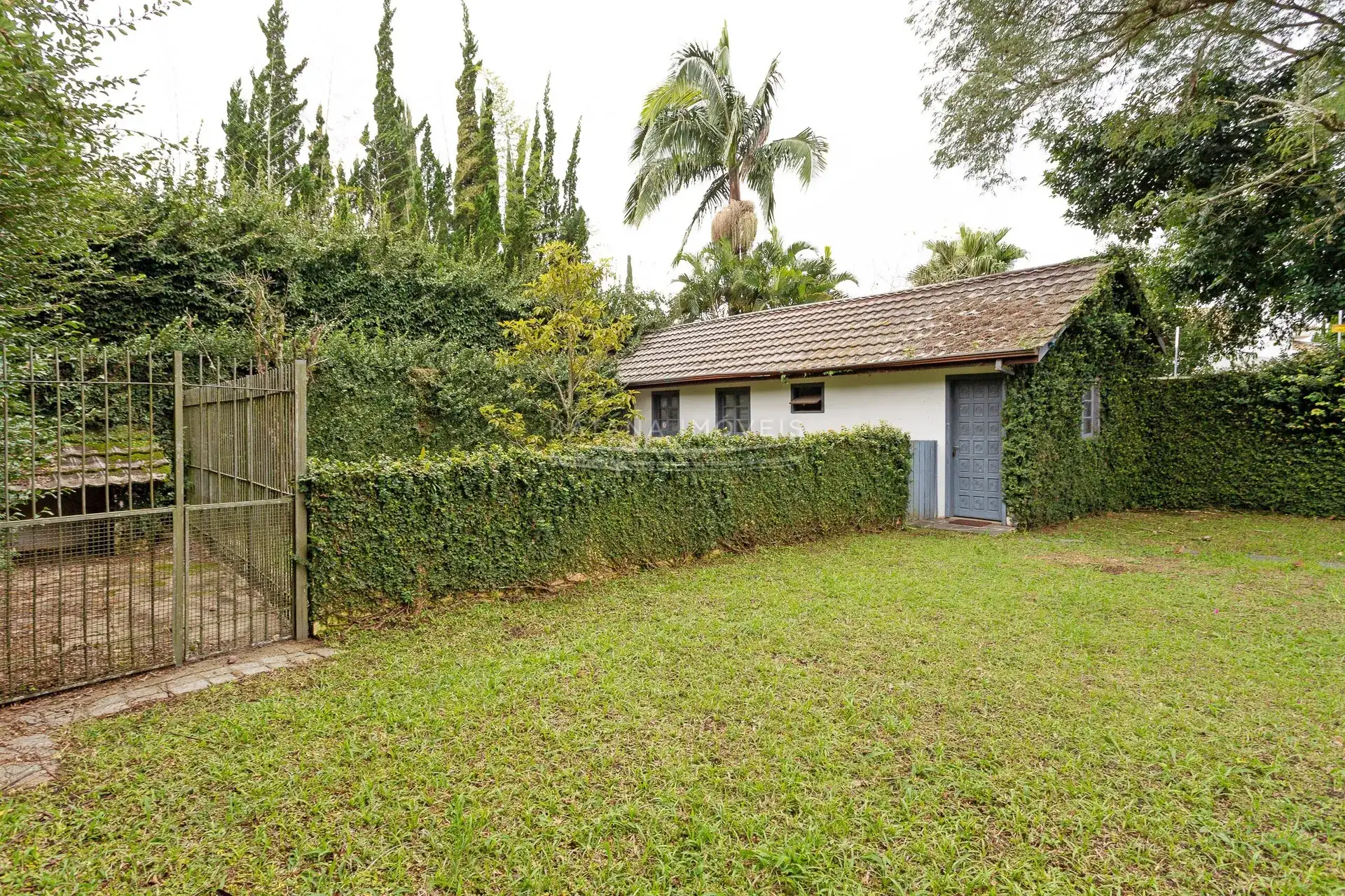 House with a closed kitchen and gas stove, 4 bedrooms — photo 41
