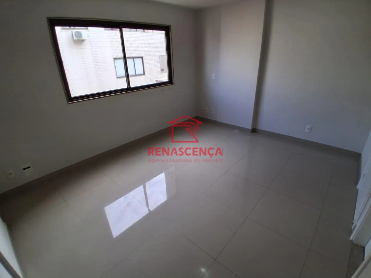 Balcony with a grill in a 2-bedroom apartment, 80 m² — photo 5