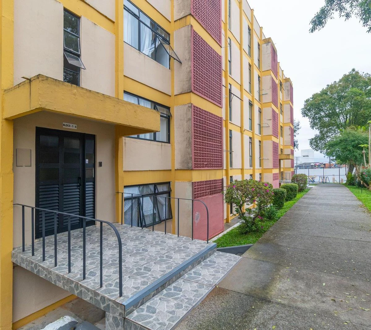 2-bedroom apartment with wood or laminate floors in Curitiba — photo 3