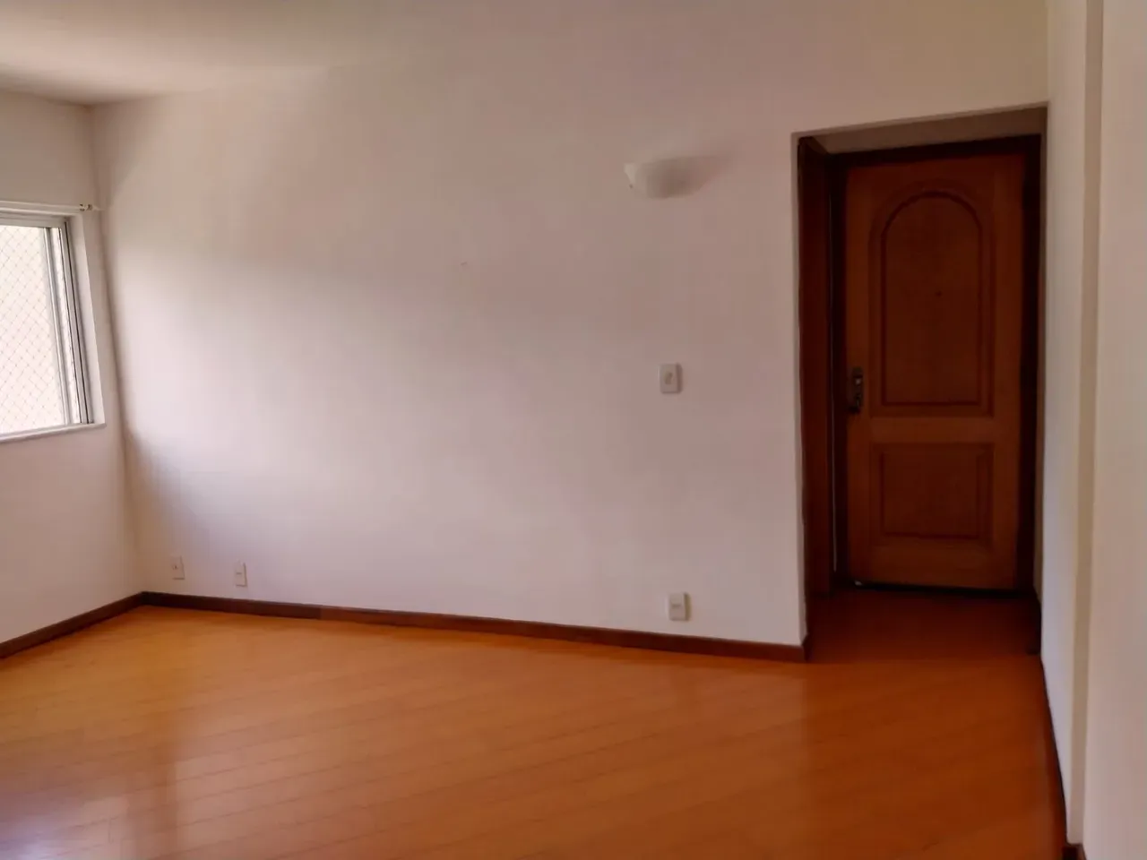 One-bedroom apartment with wood or laminate floors — photo 2