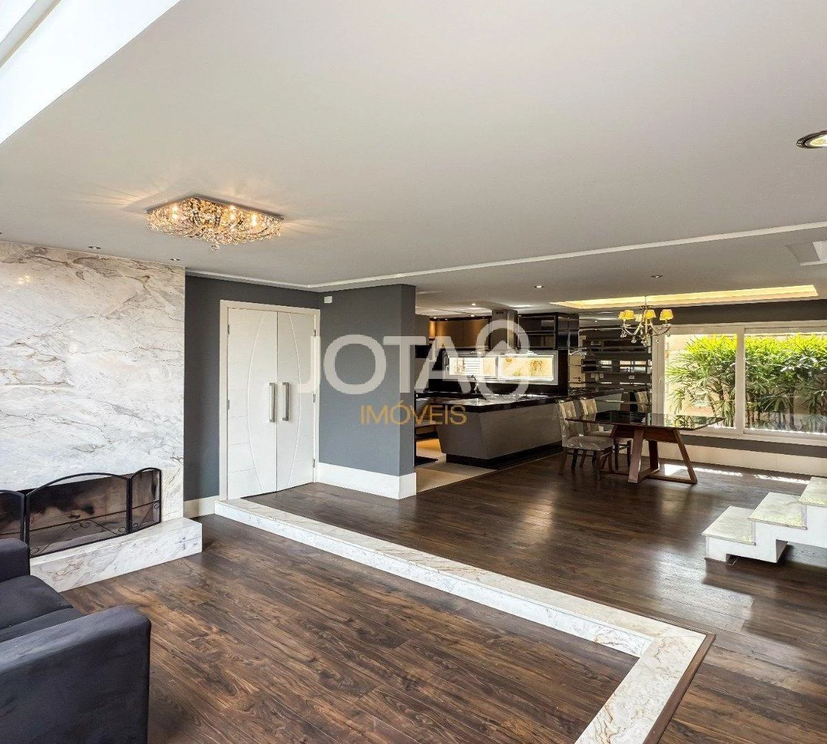 4-bedroom house with floor-to-ceiling windows — photo 9