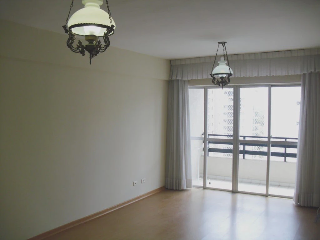 Wood or laminate floors in a 2-bedroom apartment, 122 m² — photo 5