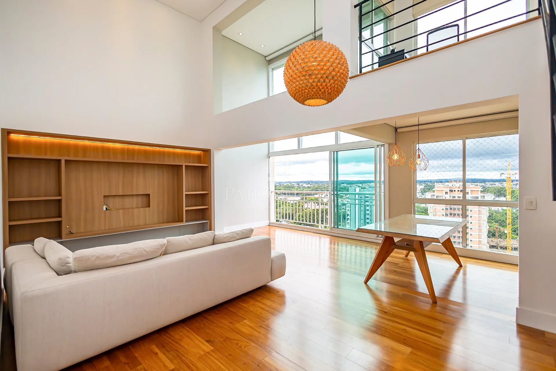 4-bedroom apartment with a fireplace