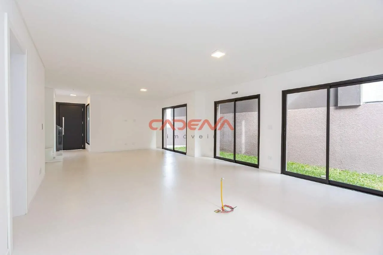 Balcony with a grill in a 3-bedroom house, 128 m² — photo 3