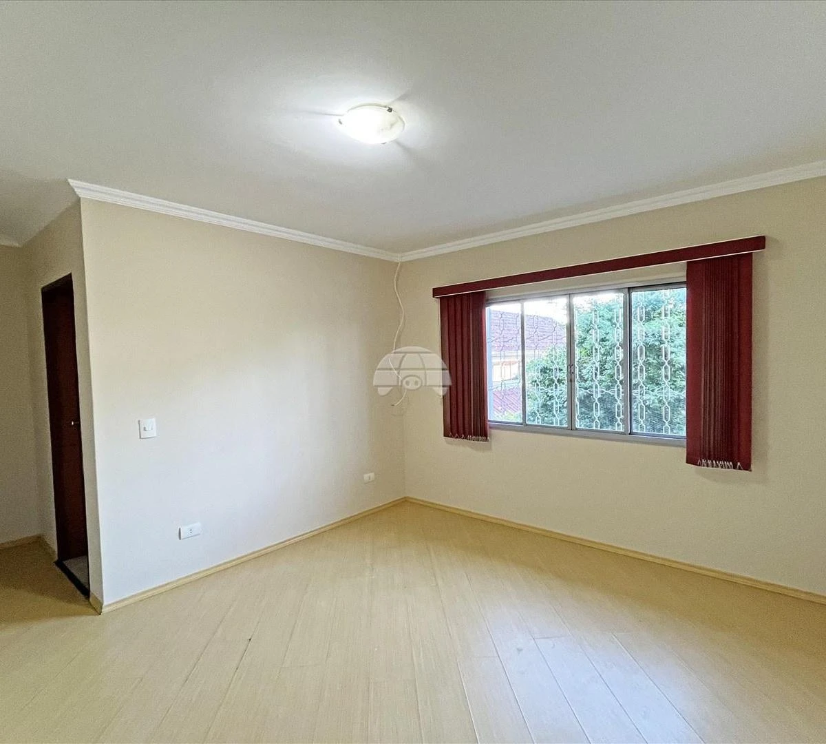Wood or laminate floors in a 3-bedroom house, 126 m² — photo 4