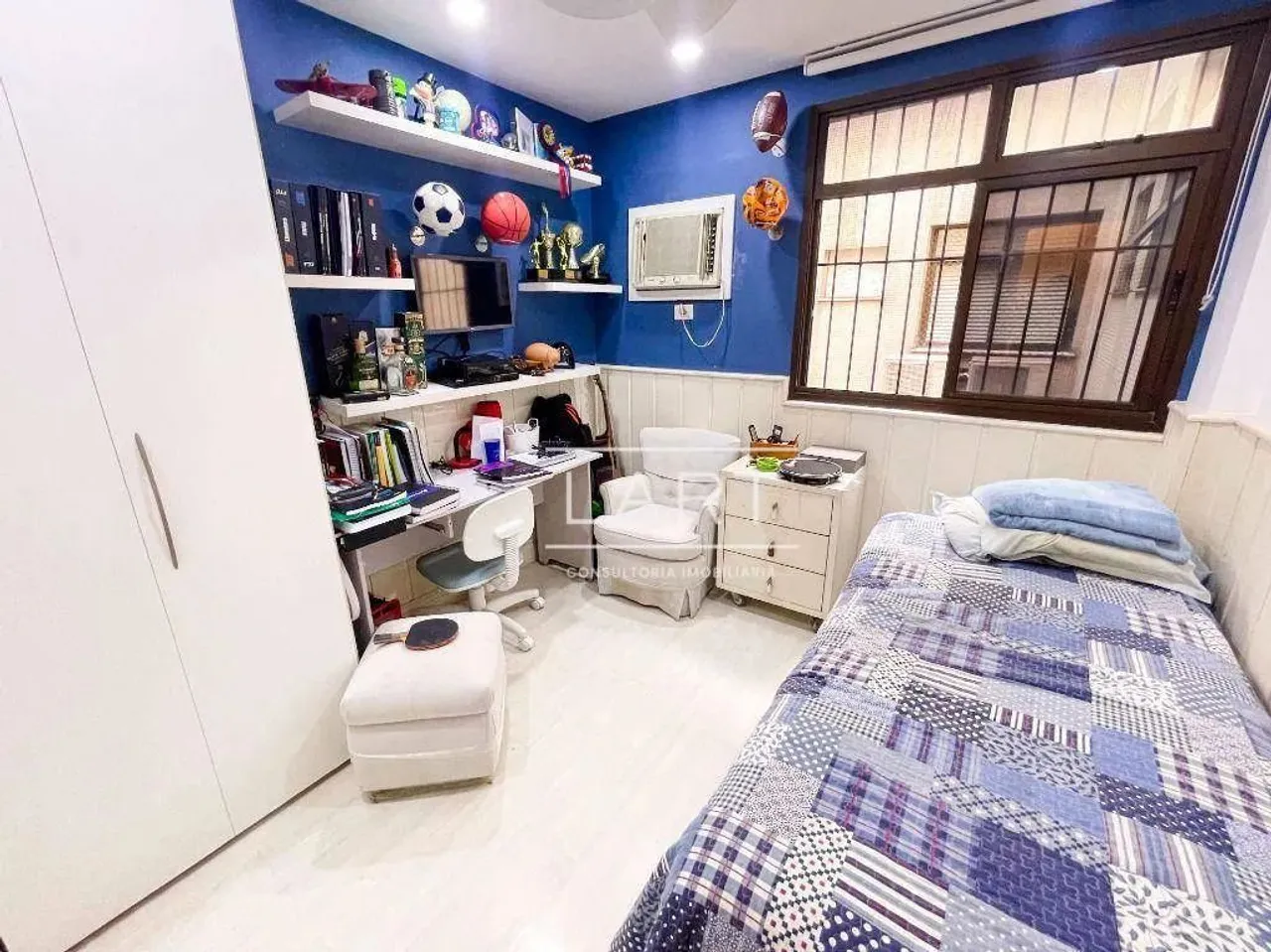 4-bedroom penthouse-style home with 324 m² kitchen — photo 19