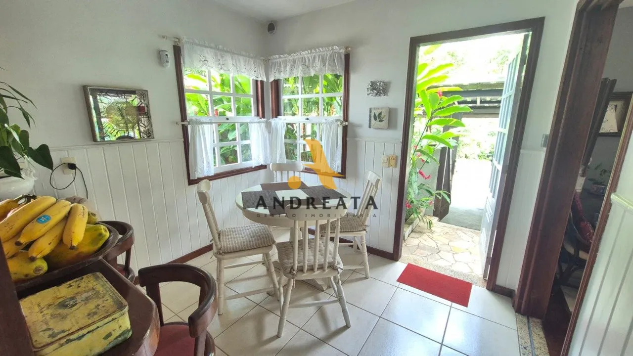 Casa de 307 m² com janelas do piso ao teto e banheira — photo 42
