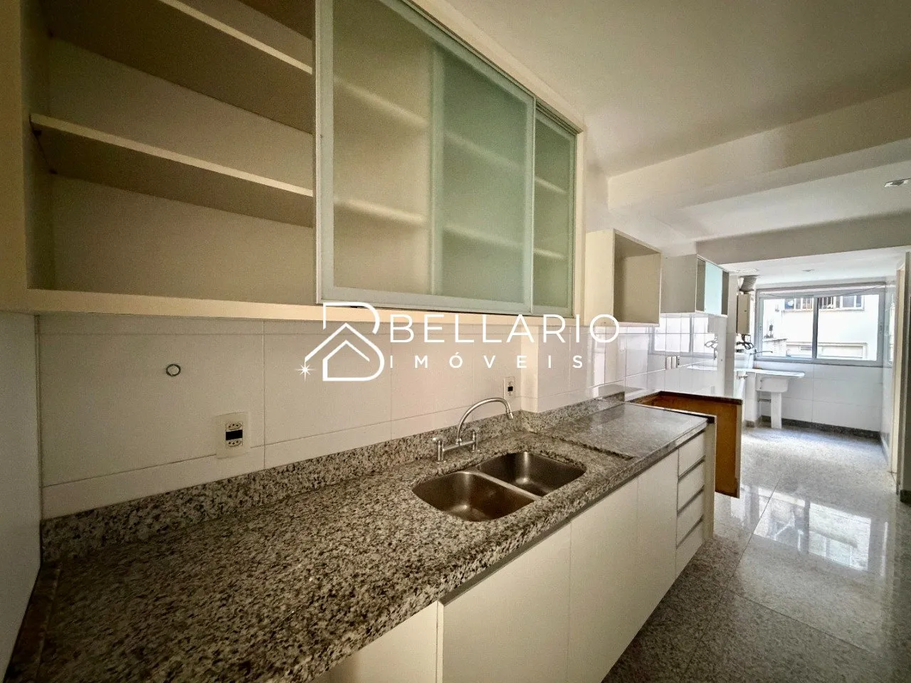 4-bedroom apartment with 5 bathrooms and glass balcony — photo 20