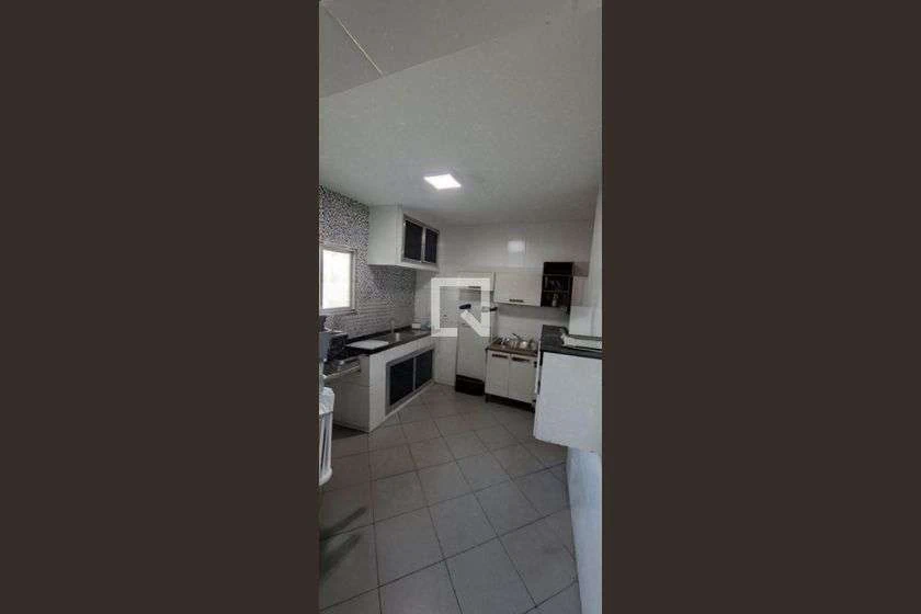 Casa com 2 quartos e suíte, cozinha separada